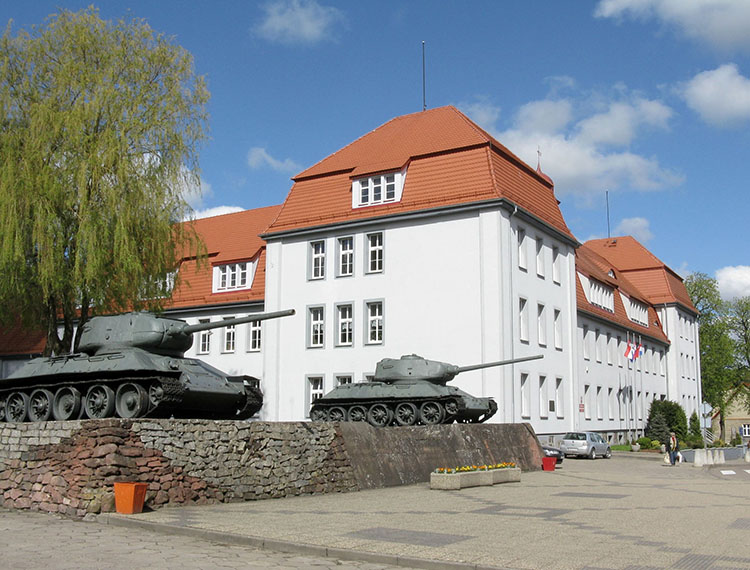 szkoła podstawowa w Drawsku Pomorskim pomnik czołgi