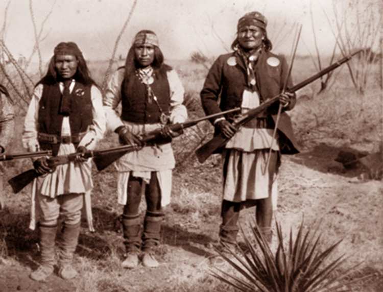 Wódz Apaczów Geronimo z prawej
