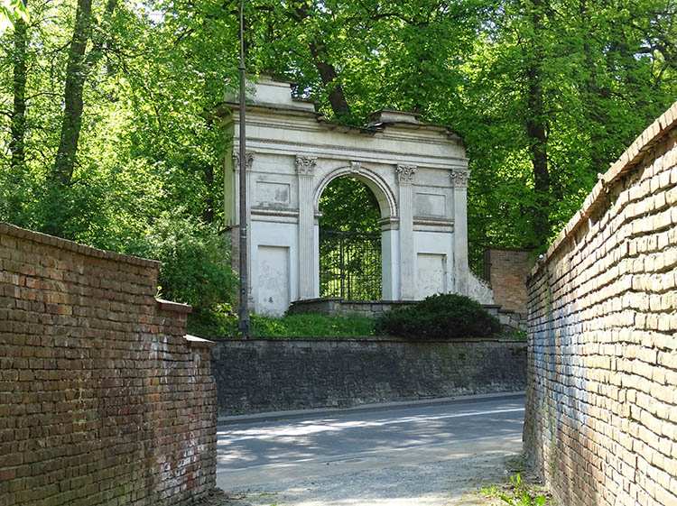 Brama Rzymska Park Czartoryskich w Puławach zabytki