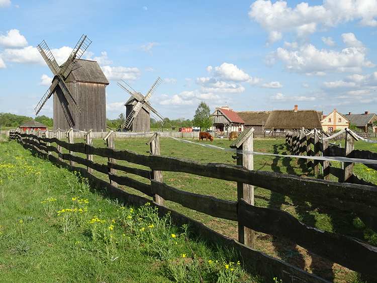 Zagroda Młynarska w Uniejowie skansen wiatrak-koźlak