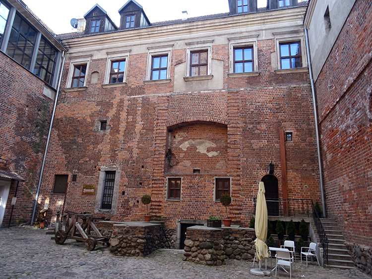 dziedziniec zamku w Uniejowie woj. łódzkie zabytki