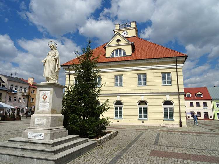 klasycystyczny ratusz na rynku w Łęczycy woj. łódzkie