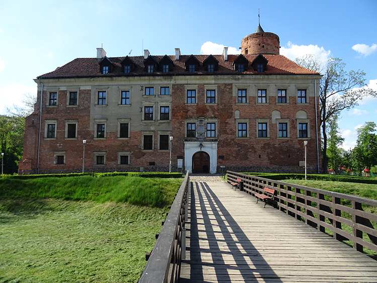 średniowieczny zamek Uniejów atrakcje ciekawostki zabytki