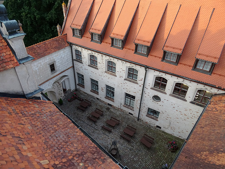 dziedziniec zamku w Pęzinie woj. zachodniopomorskie