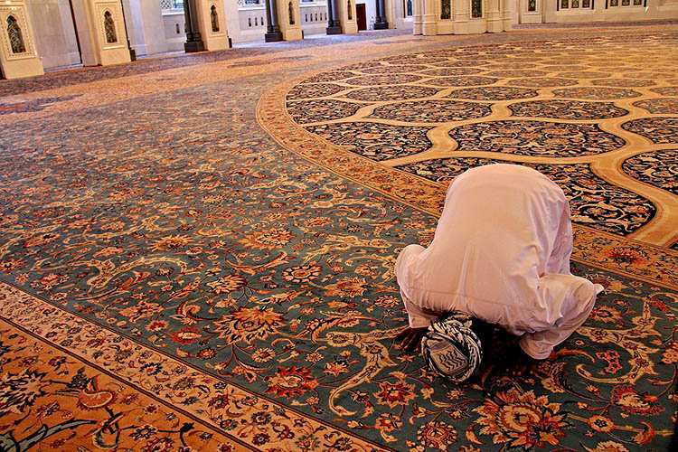 meczet modlitwa wyznawcy Islamu na dywanie