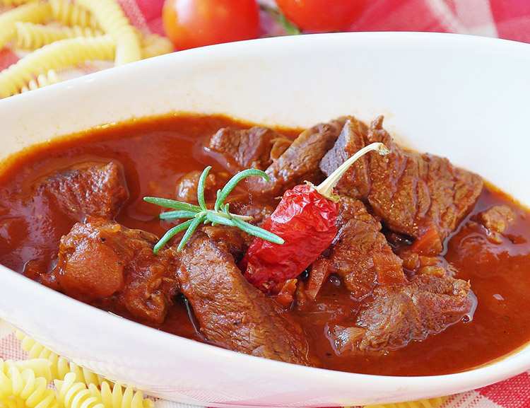 gulasz węgierski potrawy węgierskie Hungary