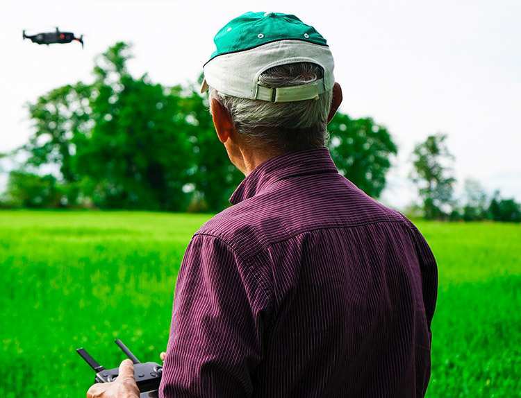 kierowanie dronem nawigacja bezzałogowiec filmowanie filmy zdjęcia
