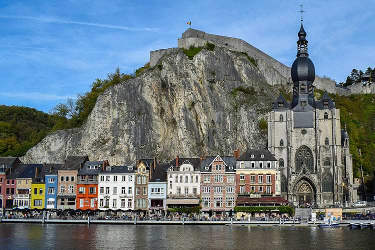miasto Dinant w Belgii skały