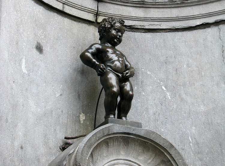 siusiający chłopiec Manneken pis w Brukseli