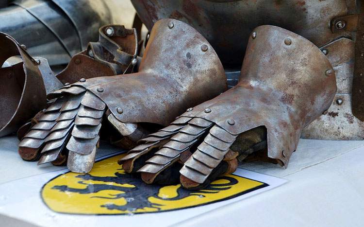 metalowe rękawice rycerza historia średniowiecze