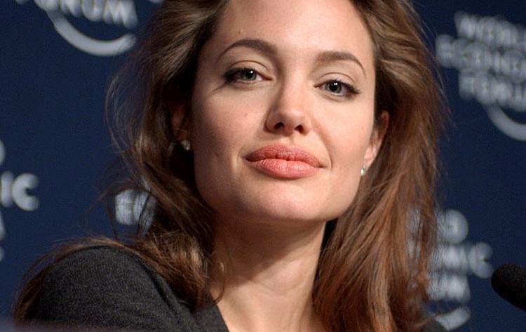 Angelina Jolie powiększenie piersi