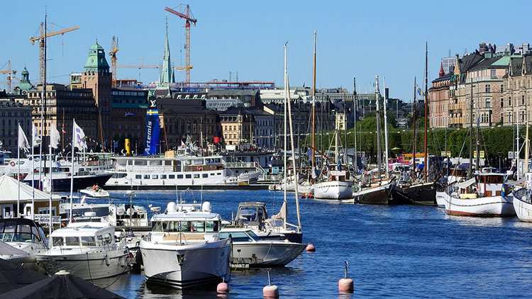 statki Gamla Stan Stare Miasto Sztokholmu stolica Szwecji