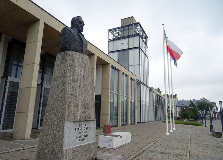 Urząd Miasta Zduńska Wola ciekawostki województwo łódzkie atrakcje zabytki pomnik Piłsudski
