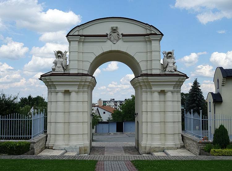 brama zamkowa Dąbrowa Tarnowska ciekawostki atrakcje zabytki