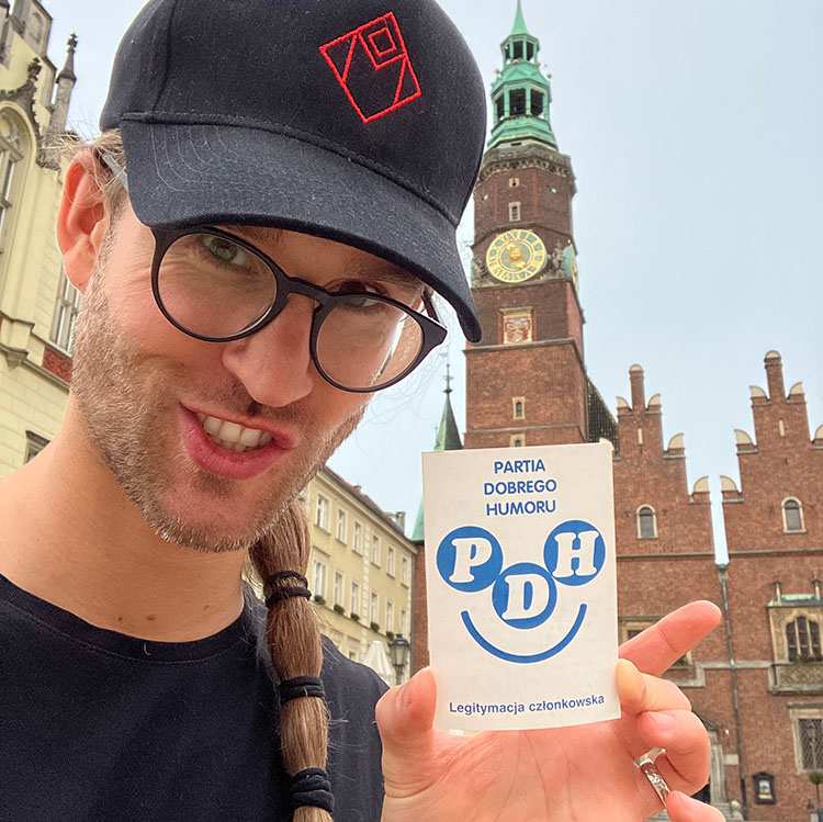 Maciej Kulhawik iluzjonista król Wrocławia Partia Dobrego Humoru