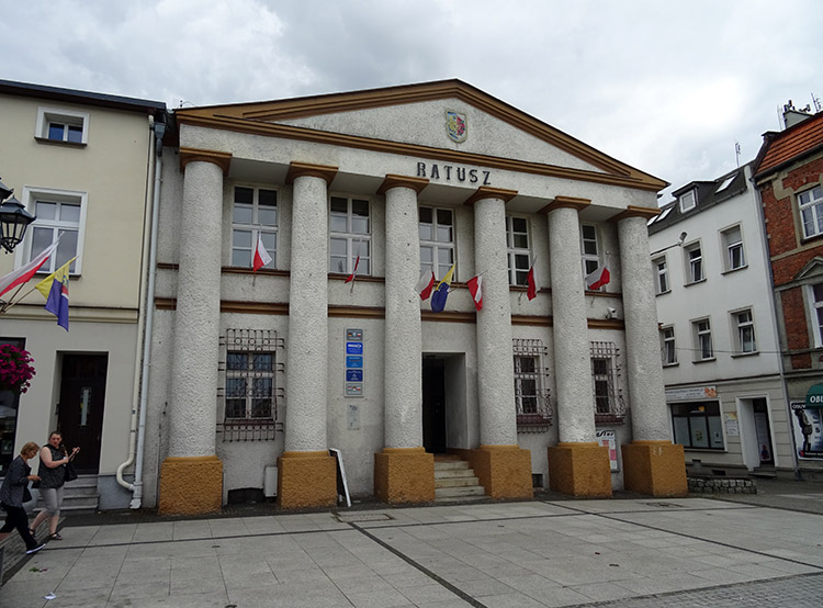 ratusz Olesna rynek w Oleśnie atrakcje co zobaczyć