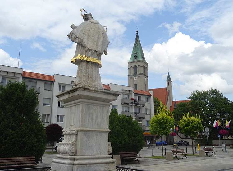 rynek Olesno kościół św. Michała pomnik Nepomucen