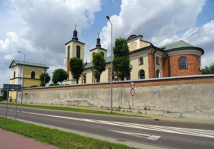 kościół Piaski zabytki ciekawostki