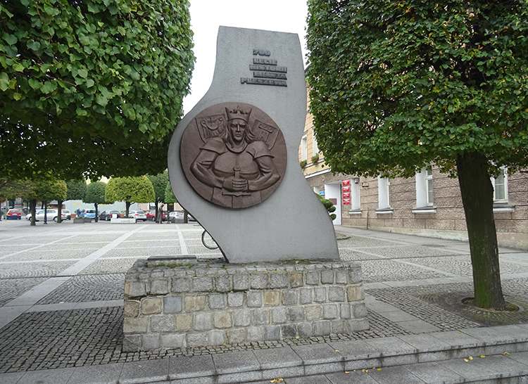pomnik obelisk król Przemysł II na rynku w Pleszewie