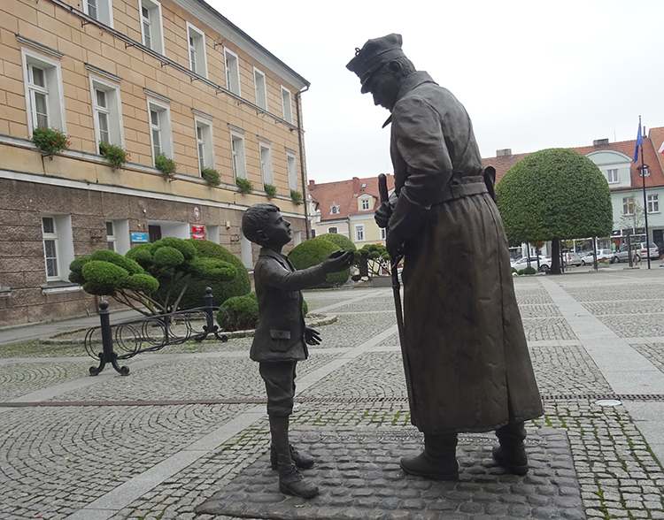 pomnik na rynku w Pleszewie Powstanie Wielkopolskie powstaniec