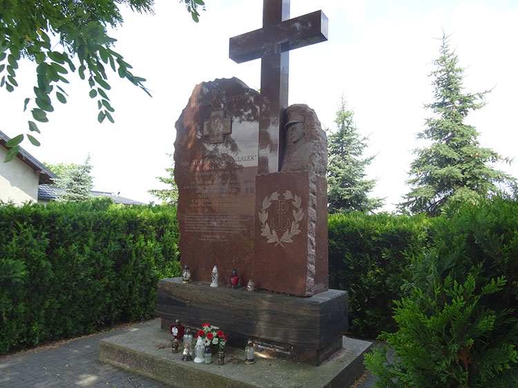 pomnik w Piaskach Lalek Józef Franczak