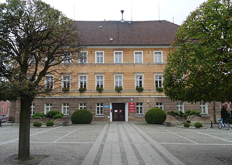 klasycystyczny ratusz urząd miasta Pleszewa na rynku
