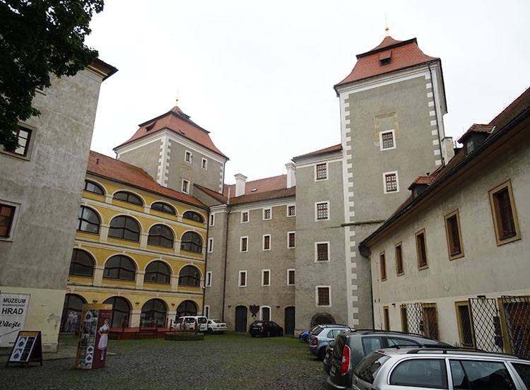 zamek muzeum dziedziniec Mlada Boleslav Czechy ciekawostki atrakcje zabytki