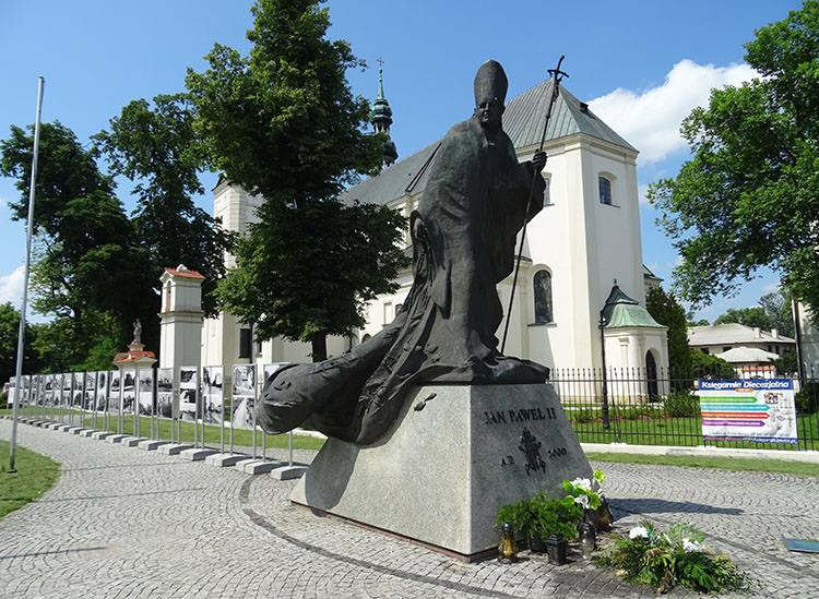 Jan Paweł II pomnik bazylika katedra Łowicz ciekawostki atrakcje zabytki
