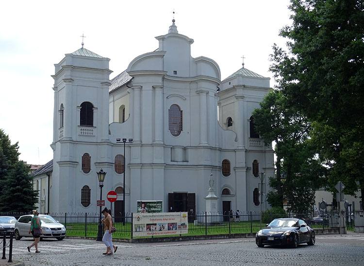 kościół Matki Bożej Łaskawej Łowicz ciekawostki atrakcje zabytki
