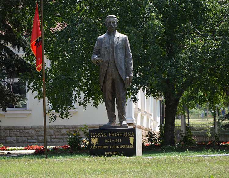 Hasan Pristina pomnik w Prisztinie Albania