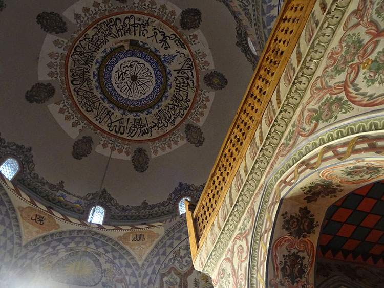Prizren atrakcje meczet Sinana Paszy Kosowo wnętrze malowidła