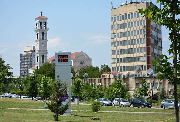 albańskie miasto Prisztina ciekawostki atrakcje zabytki kościół